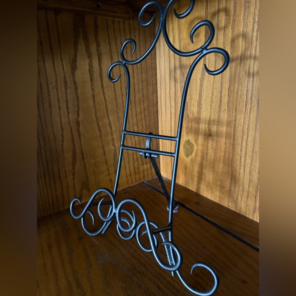 Elegant Black Metal easel Display Stand - Picture 2 of 11